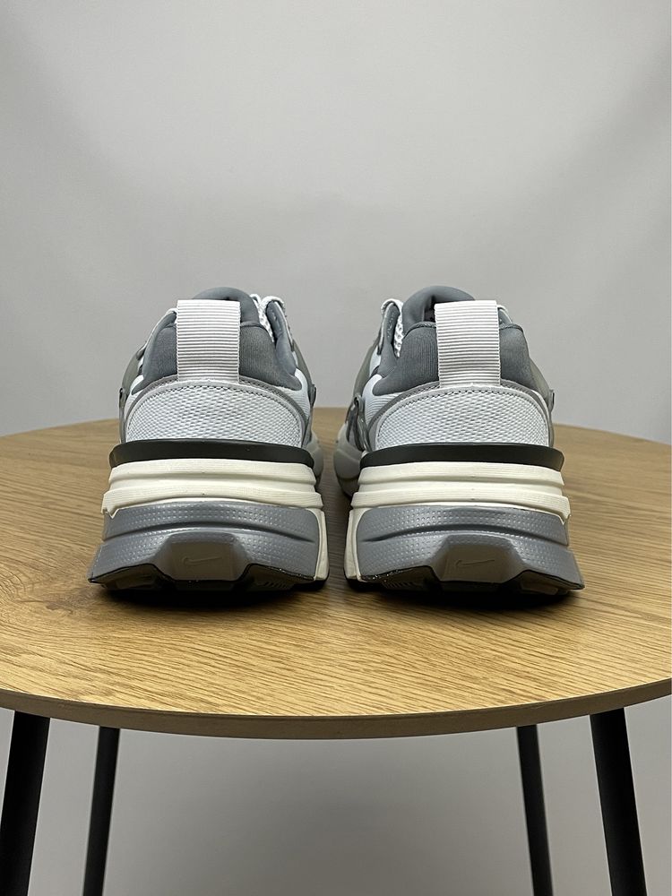 Кросівки Nike V2K Run (EU 44) оригінал сірі чоловічі FD0736-003