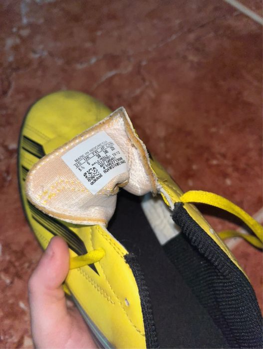 Chuteiras Adidas Amarelas e Pretas