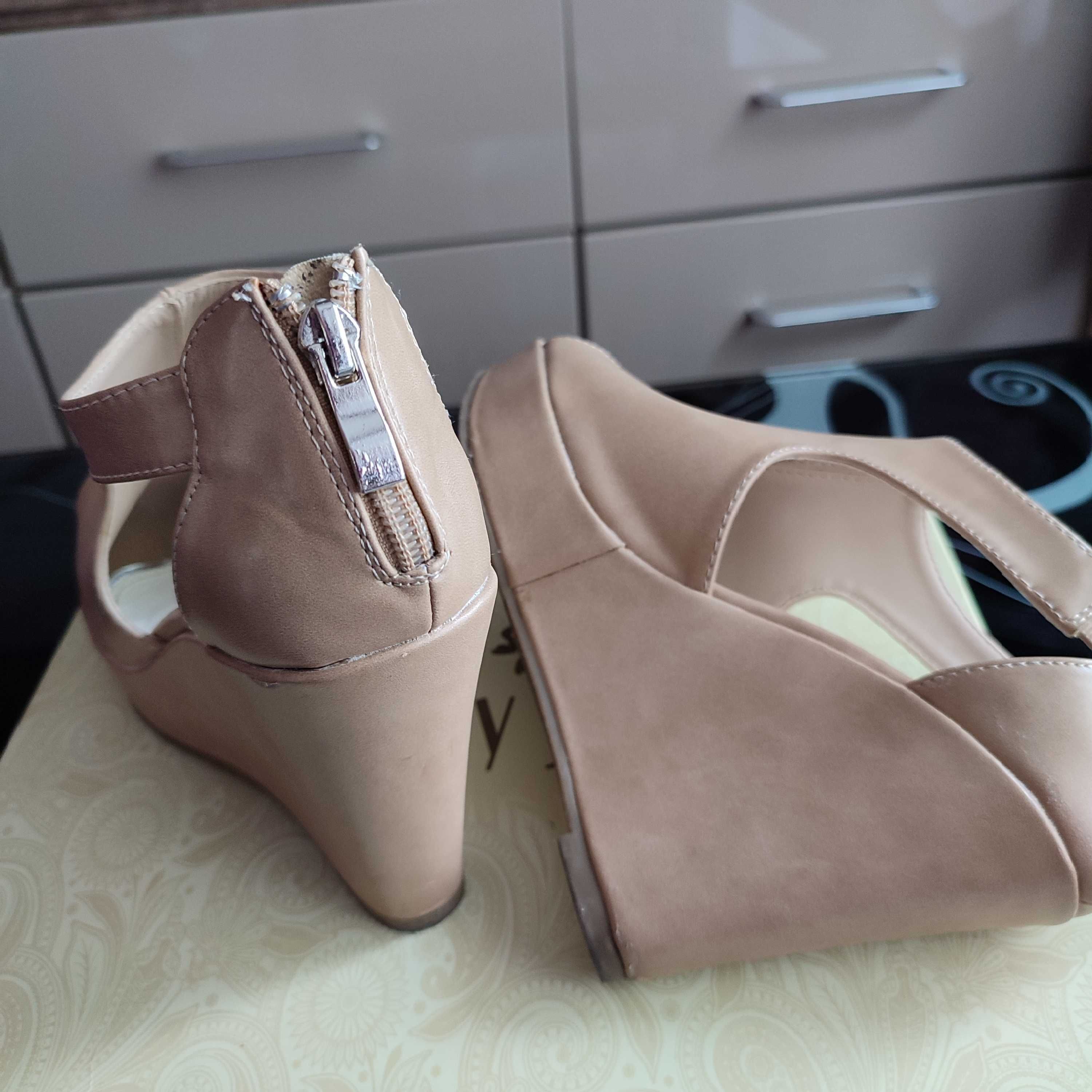 Buty na koturnie r.36