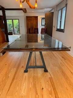 Mesa de jantar 120cmX260cm. Pé em ferro, tampo porta antiga e vidro.