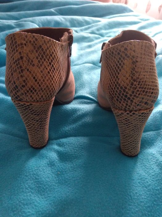 Botins bege em pele de altíssima qualidade nr. 36 marca Fátima Alves