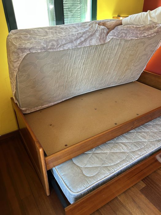 Cama solteiro + 2 colchoes otimos com opção de abrir p/ tamanho casal