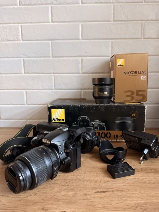 Nikon D3100 з обʼєктивом