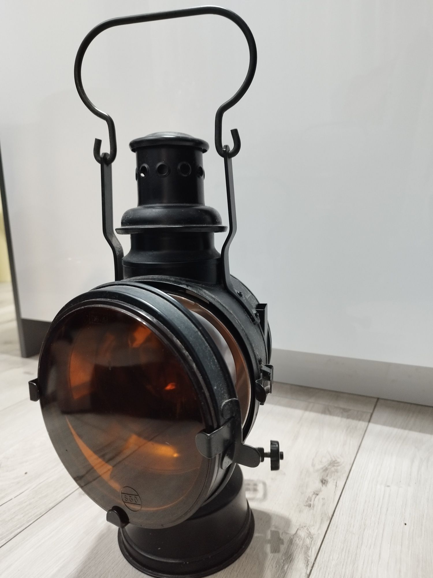 Lampa kolejowa czarna