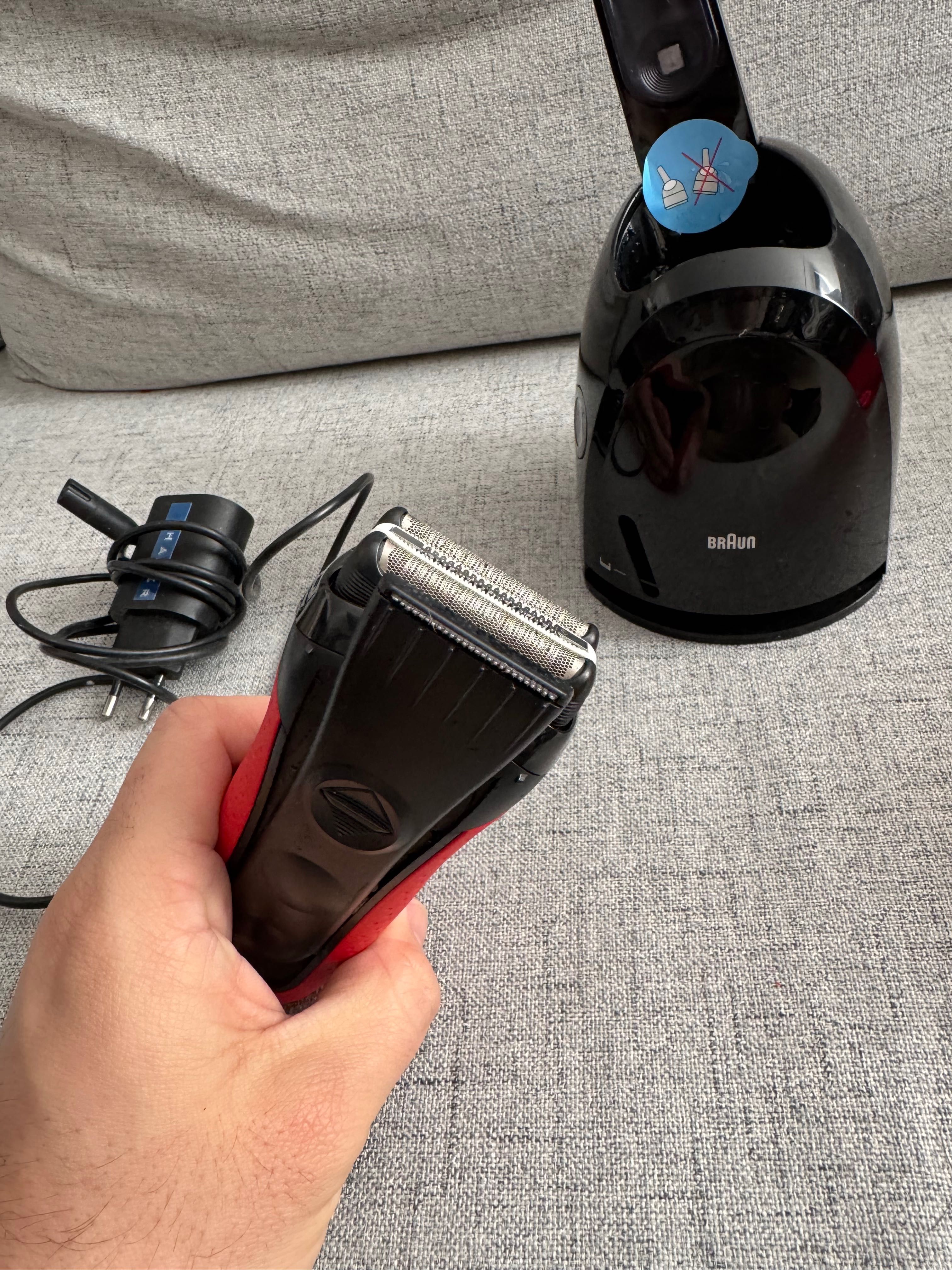 Golarka Braun Series 3 3050cc z bazą czyszczącą i ładującą