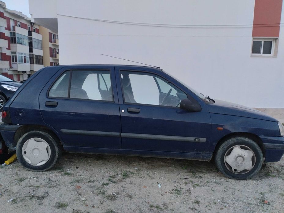 Renault Clio 1.2 98 para arranjo ou peças