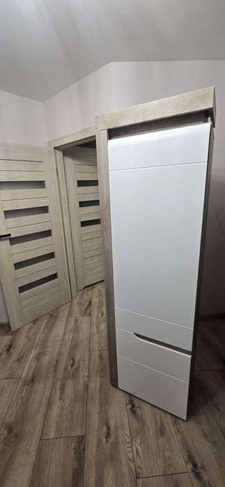 Regał zamknięty Irma Agata z oświetleniem