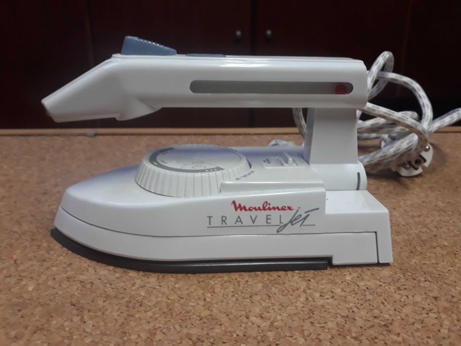 Dois mini ferros de engomar a vapor