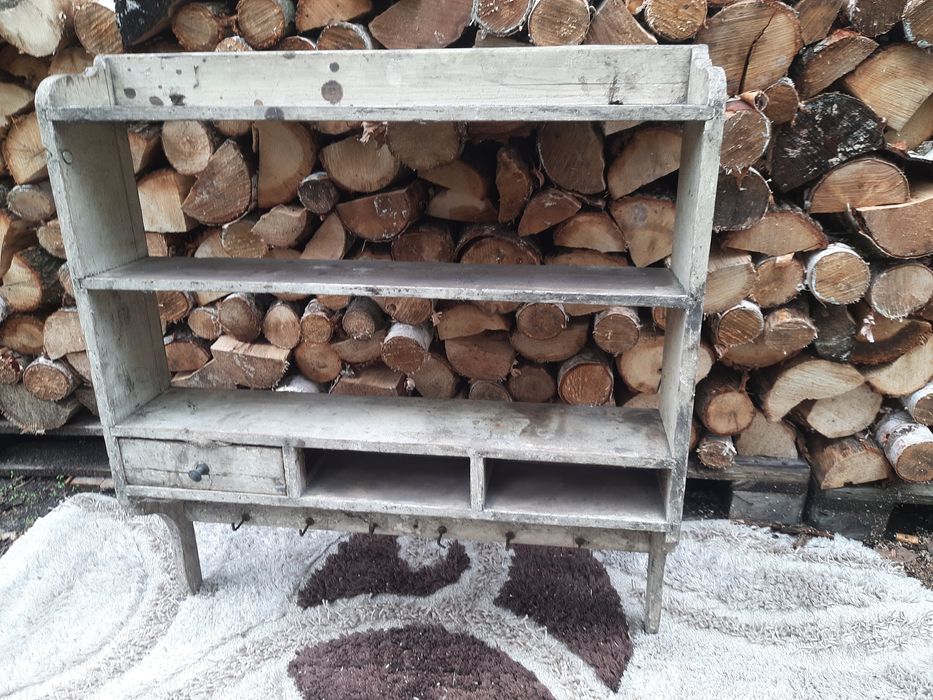 Półka kuchenna stara z szufladkami i wieszakami na kubki