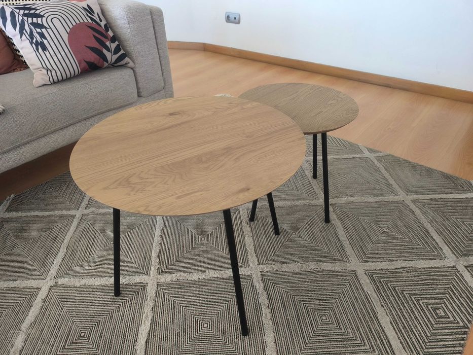 Conjunto de duas mesas de apoio / centro