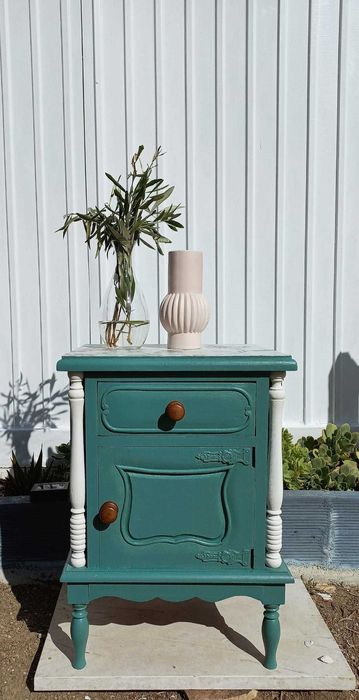 Mesa de cabeceira restaurada azul esverdeada com padrão floral
