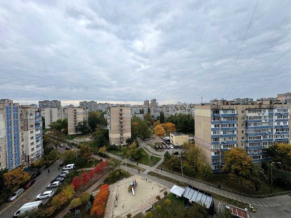 Продам 2 к вул Червоної Калини 22  Троещина