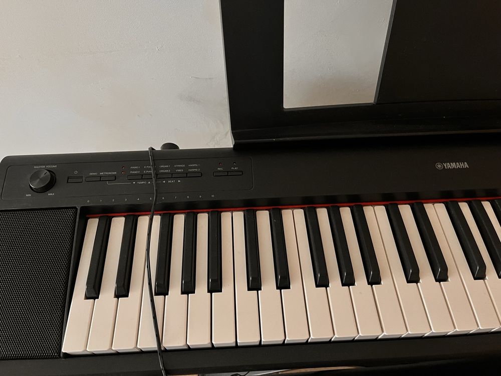 Piano Yamaha + banco + pedal + suporte