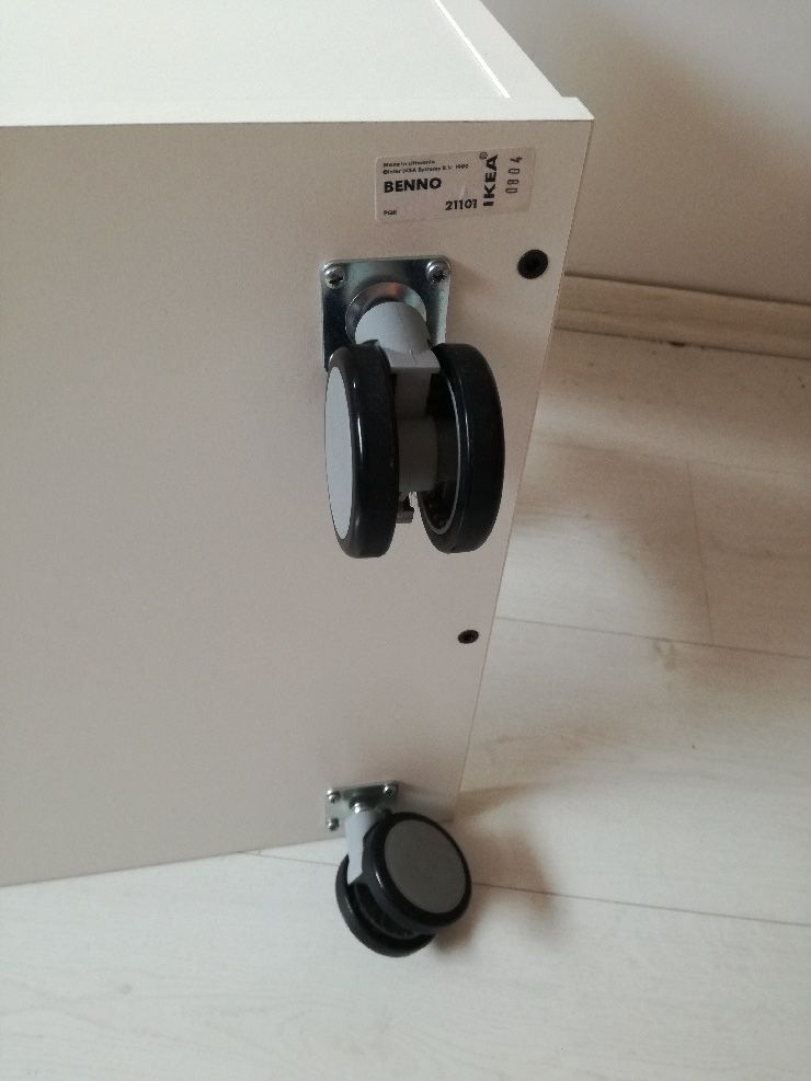 Stolik na kólkach pod telewizor Ikea