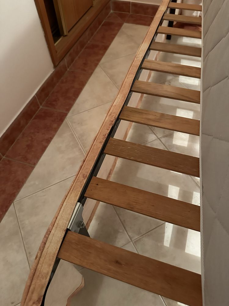 Vendo 2 camas c/ colchão novo + estrado