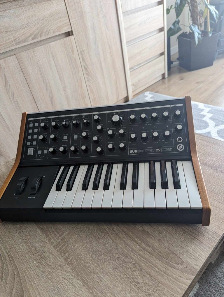 Moog Subsequent 25