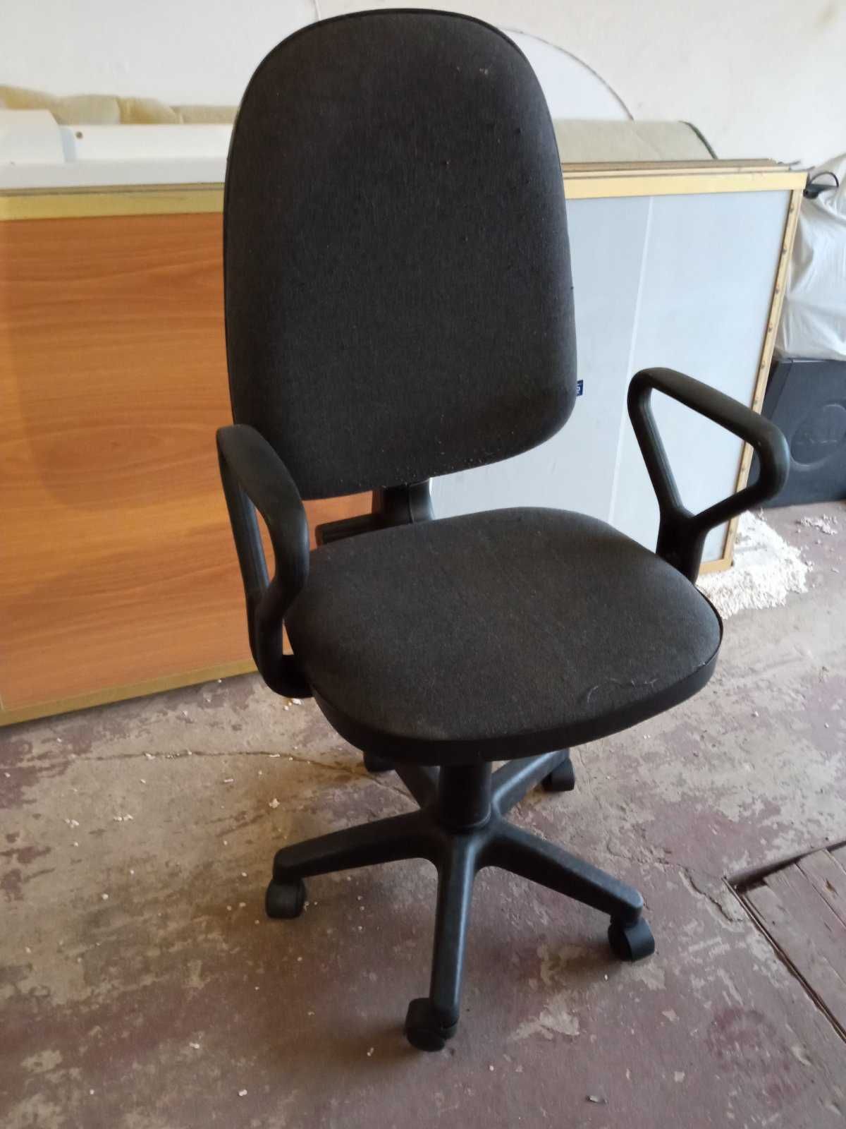 Офісне крісло з новим мікроліфтом