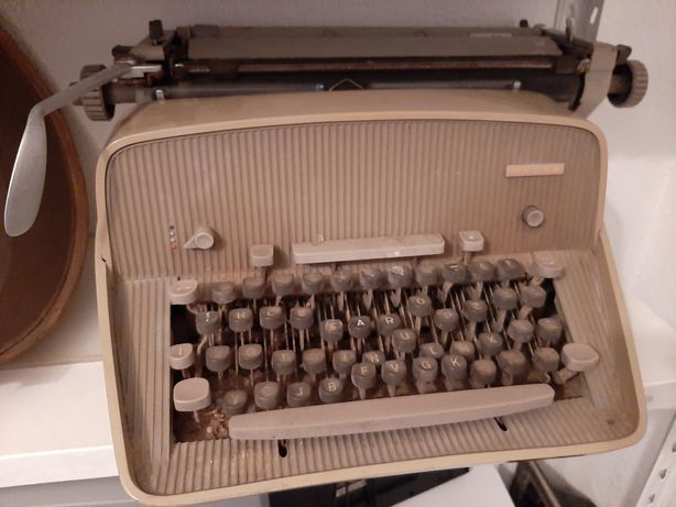 Vendo máquina de escrever antiga