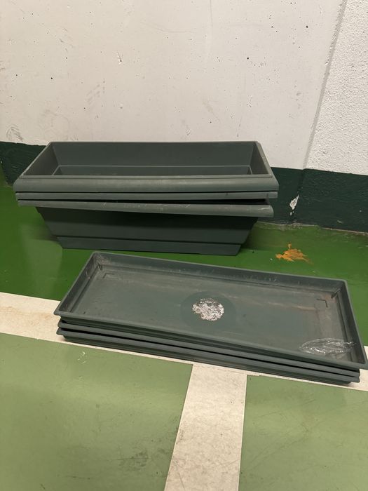 Conjunto de 3 vasos retangulares com prato (10€ tudo)