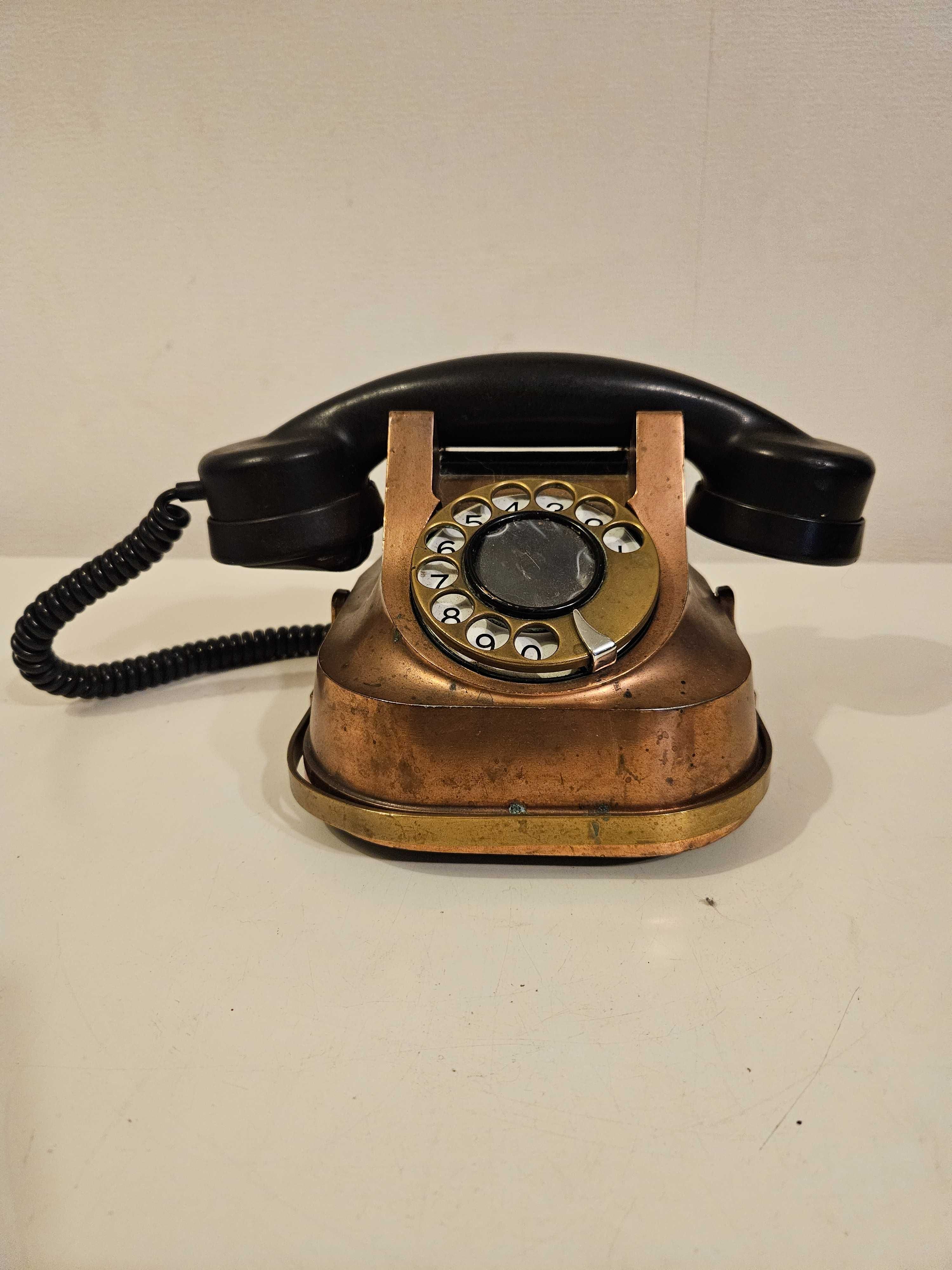 Stary miedziany aparat telefoniczny w stylu Vintage