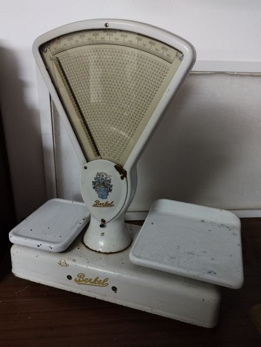 Balança em cor branco vintage