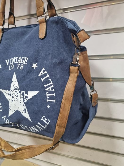 Granatowa torebka damska z gwiazdą