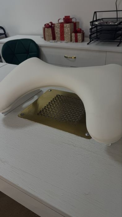 Манікюрний стіл з вбудованою витяжкою