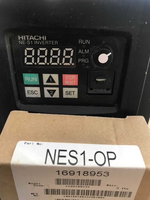 Nowy falownik Hitachi NES1 022HBE z panelem sterowniczym