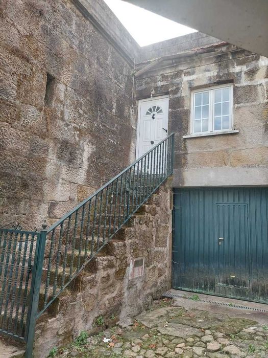 Moradia t4 ,recuperar-melgaço-garagem