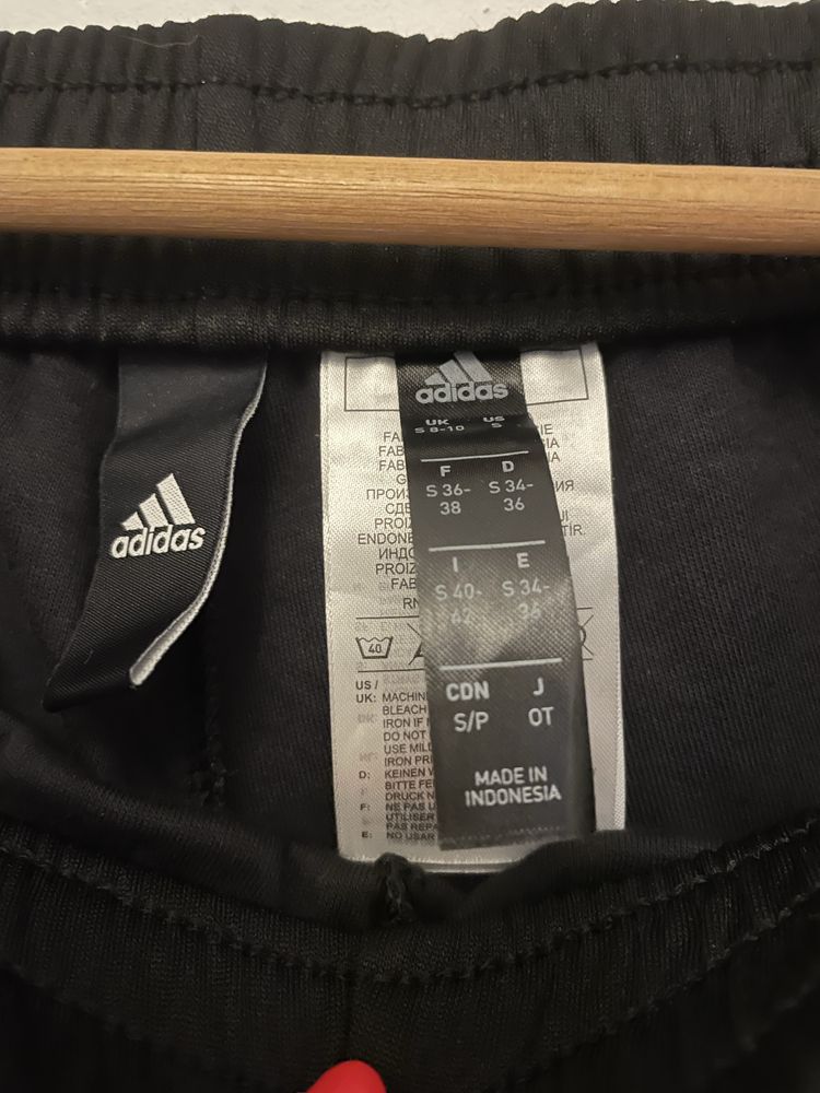 Damskie spodnie sportowe Adidas rozpinane po bokach
