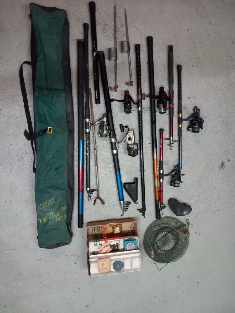 Lote de canas de pesca e acessórios