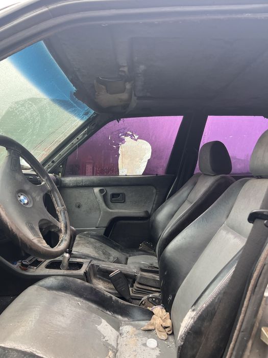 Автомобіль BMW e30 1989 року 2,4D