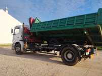 Mercedes atego tribasculante com grua
