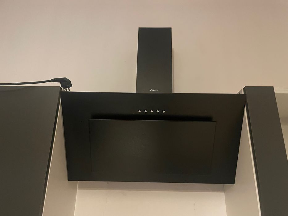 Meble kuchenne, zlewozmywak z baterią i okap