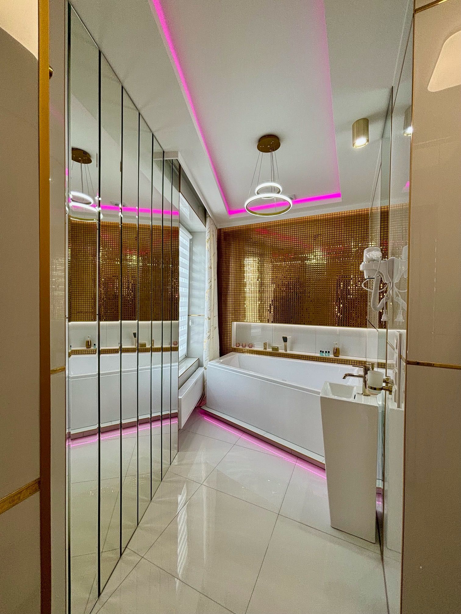Apartament "Gold Luxury Dubai" Centrum z dużą wanną dla Dwojga Gniezno