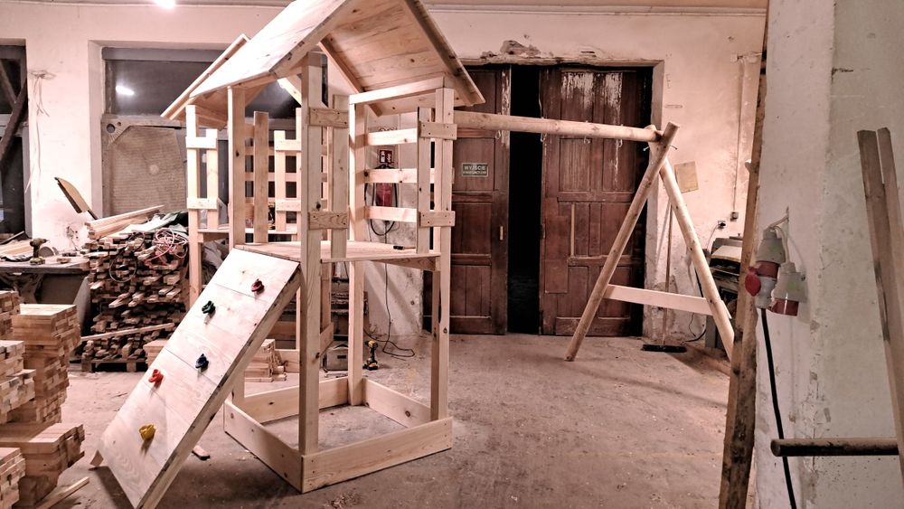 Plac zabaw zjeżdżalnia piaskownica drabinka huśtawka ślizg