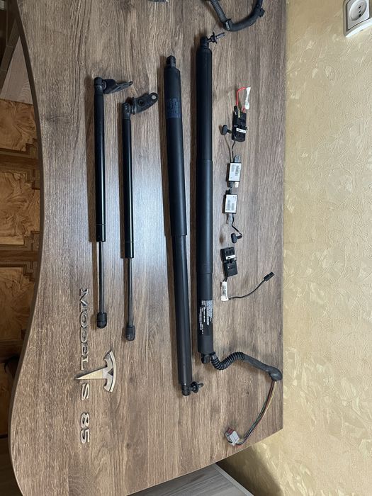 Амортизатори переднього капота,заднього багажника Tesla model S 12-20