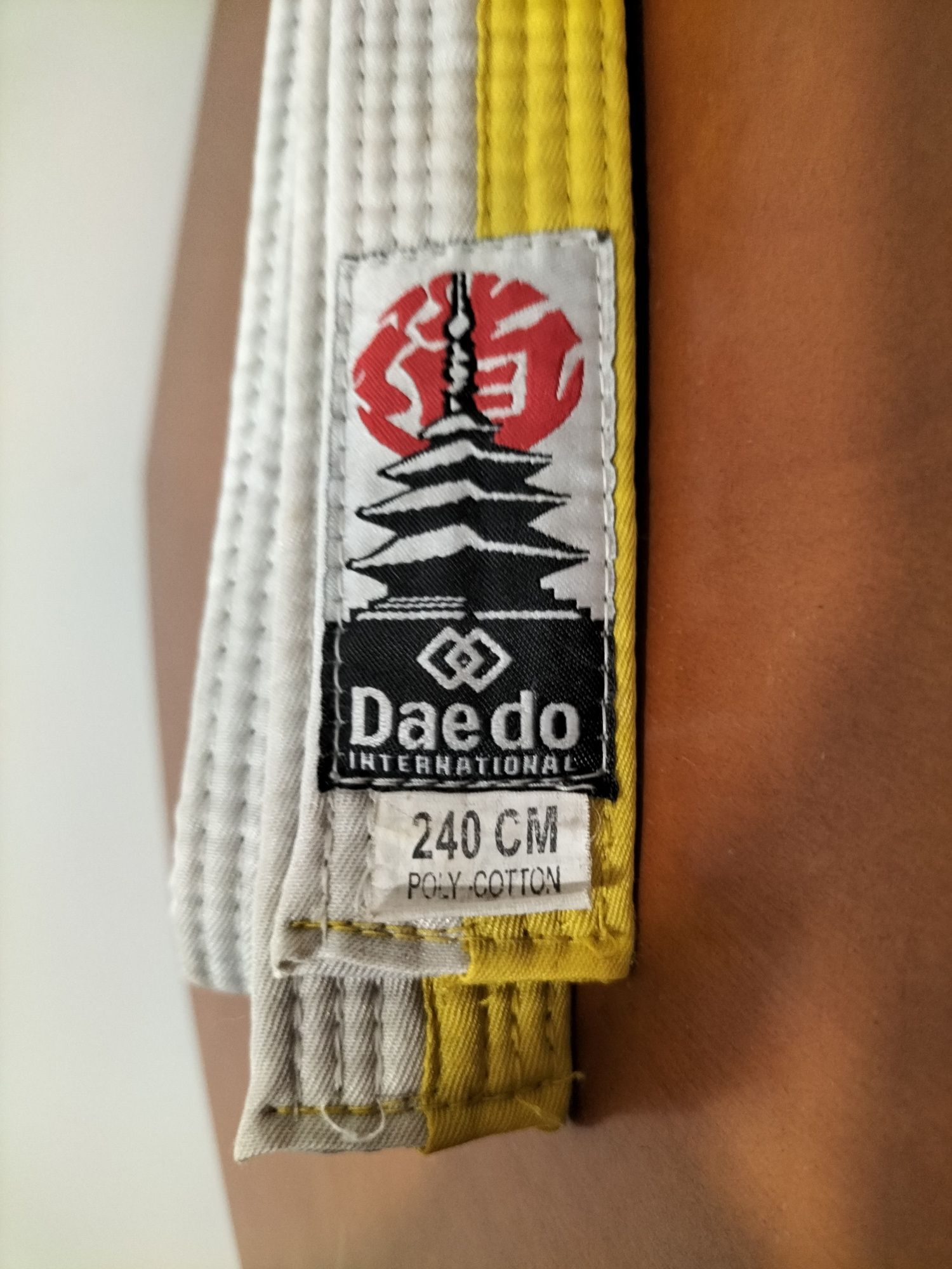 Cinto Karaté Branco e Amarelo Daedo 240CM