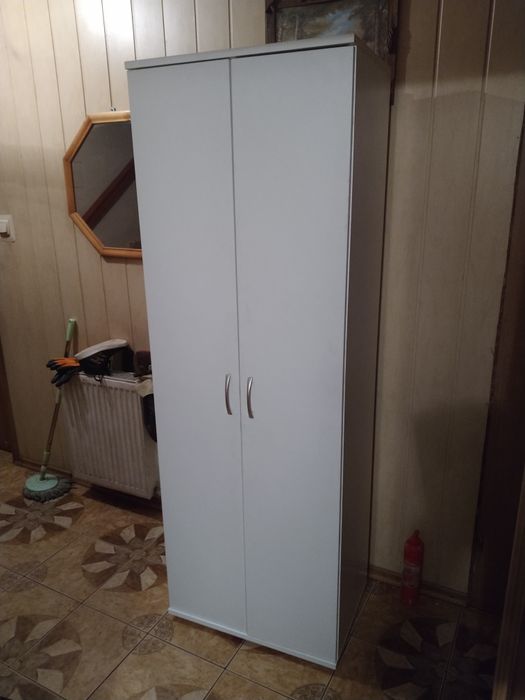 Sprzedam biała szafę
