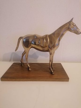Stara piękna mosiężna figurka konia na drewnianej podstawie