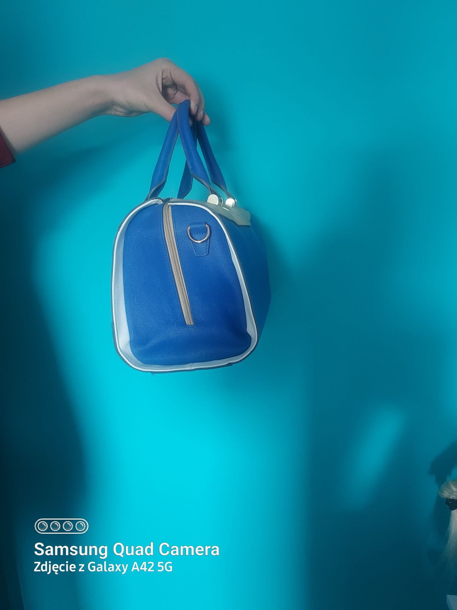 Niebieska torebka do ręki