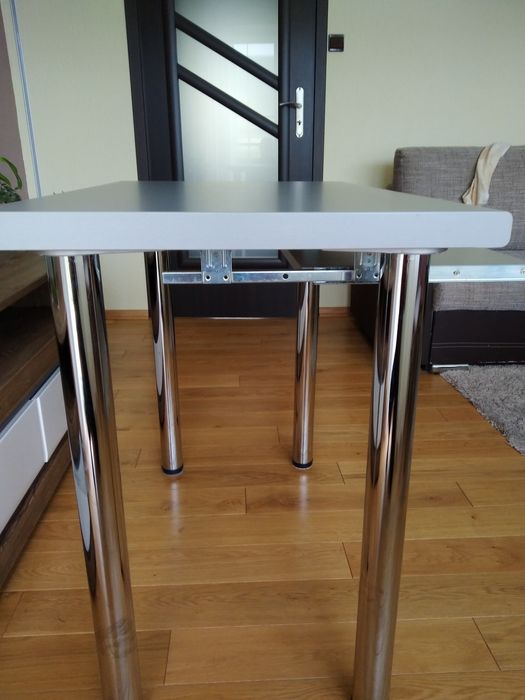 Biurko koloru szarego