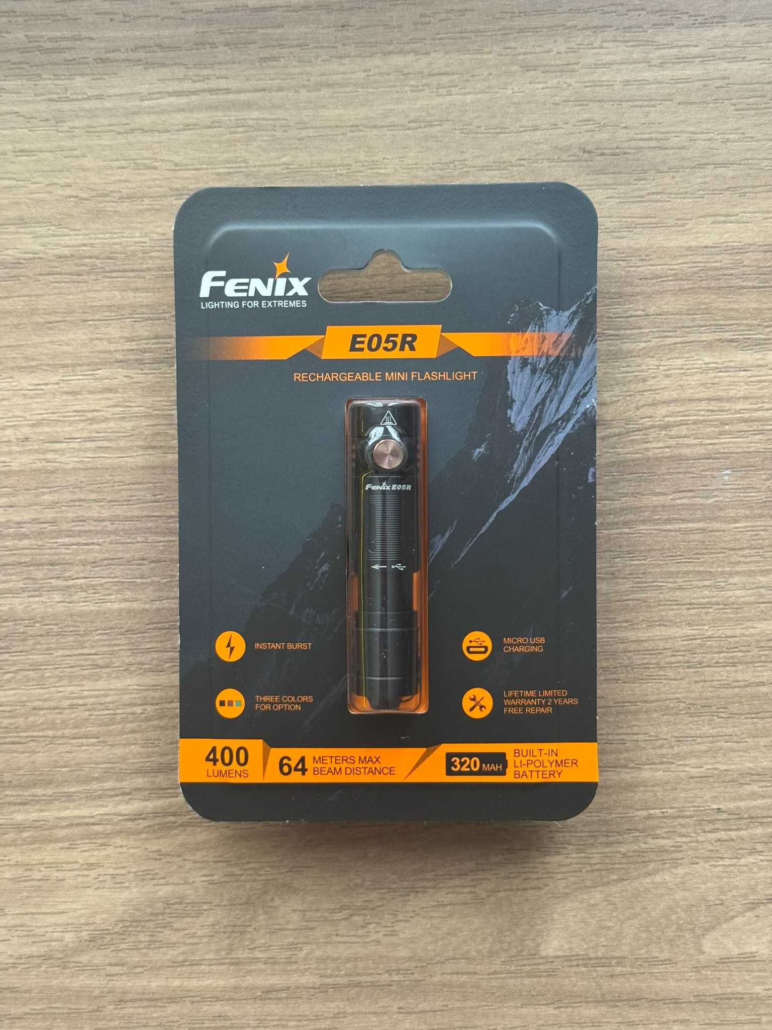 Mała latarka EDC Fenix E05R 400 lumenów akumulator