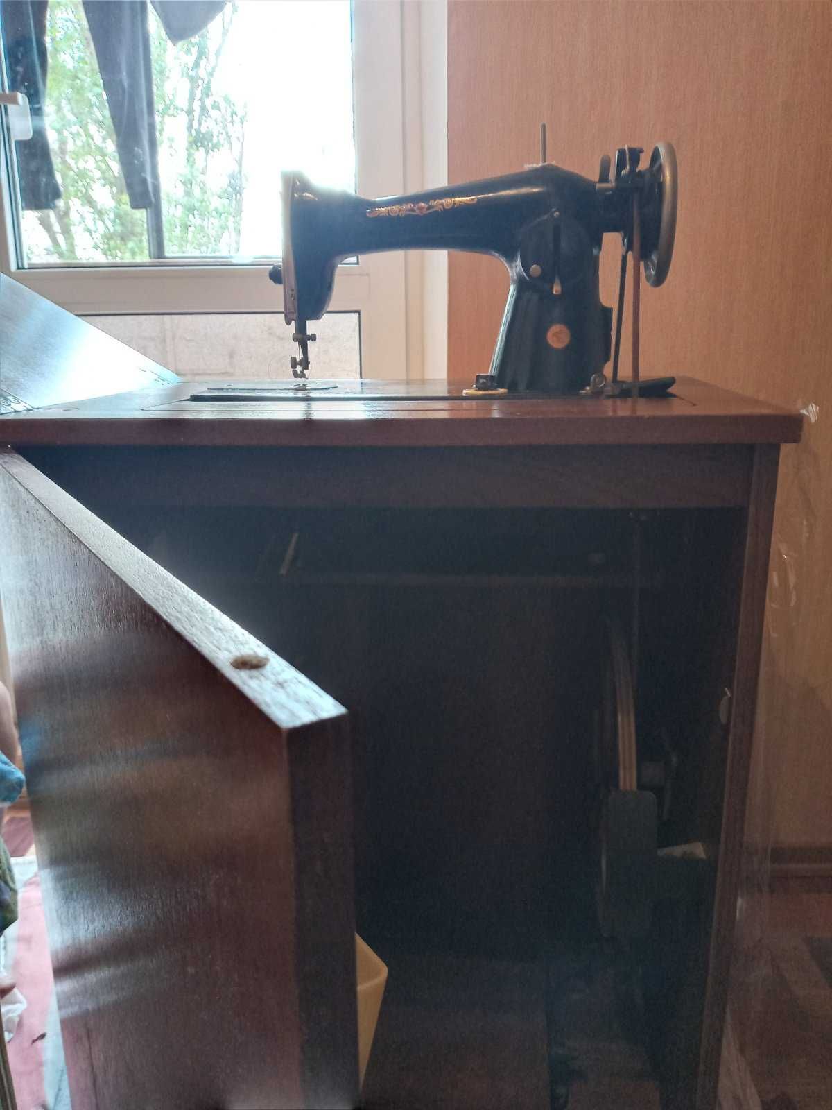 Швейная машинка Подольск с ножным приводом на тумбе