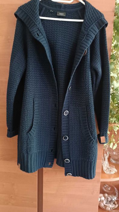 Długi sweter damski z kapturem.