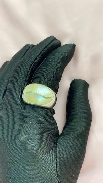 Anel em prata genuína e madrepérola.