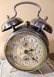 Stary budzik Manufacture Bethune z dwoma dzwonkami 1920r
