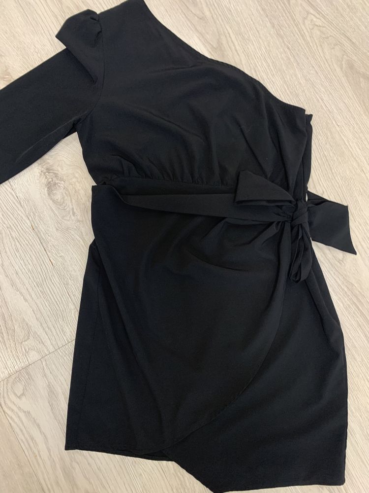 Платье на одно плечо чорное