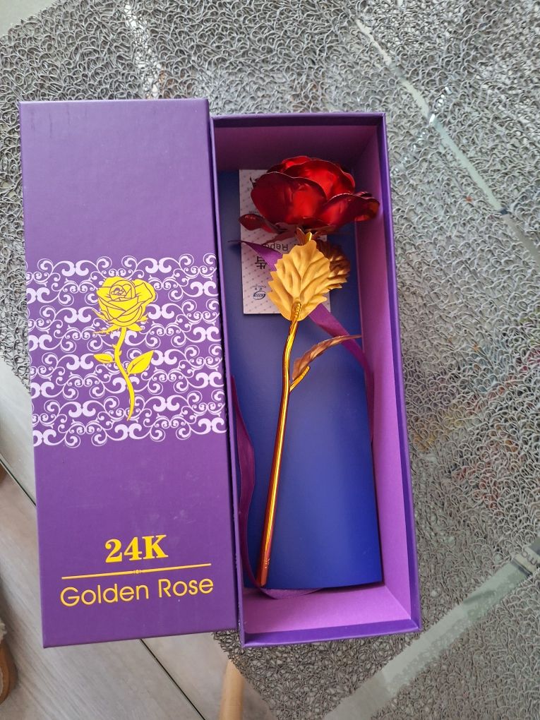 Złota róża w pudelku