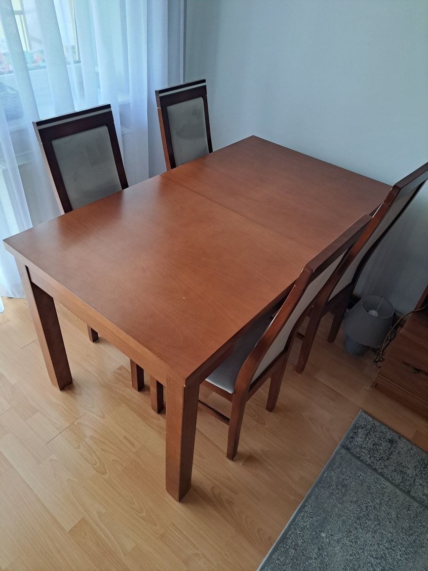 Sprzedam stół plus 4 krzesła.